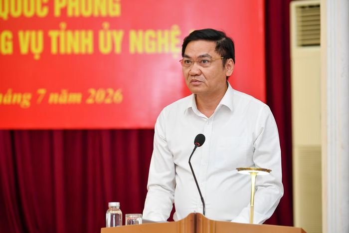 Đồng chí Hoàng Nghĩa Hiếu, Phó Bí thư Thường trực, Chủ tịch Hội đồng nhân dân tỉnh Nghệ An báo cáo tình hình chung của tỉnh.