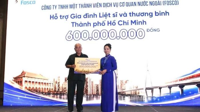 Tại lễ kỷ niệm, FOSCO trao 600 triệu đồng hỗ trợ gia đình liệt sĩ và thương binh Thành phố Hồ Chí Minh. (Ảnh: VÕ LÊ)