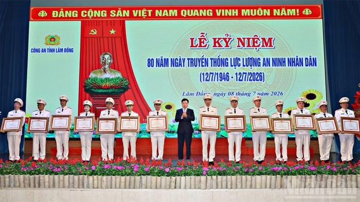 Chủ tịch Hội đồng nhân dân tỉnh Lâm Đồng Lưu Văn Trung trao bằng khen của Thủ tướng Chính phủ tặng các tập thể, cá nhân có thành tích xuất sắc.