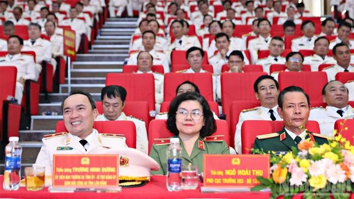 Đại diện các cục nghiệp vụ Bộ Công an, lãnh đạo Công an tỉnh Lâm Đồng, các đại biểu tham dự lễ kỷ niệm.