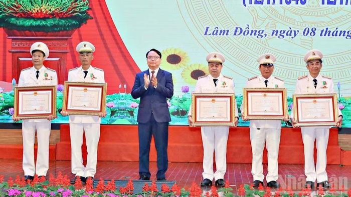 Phó Bí thư thường trực Tỉnh ủy Lâm Đồng Đặng Hồng Sỹ trao Huân chương Bảo vệ Tổ quốc hạng Ba do Chủ tịch nước tặng năm cá nhân có thành tích xuất sắc trong quá trình công tác, góp phần vào sự nghiệp xây dựng chủ nghĩa xã hội và bảo vệ Tổ quốc.