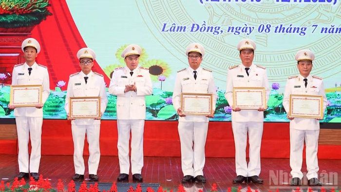 Thiếu tướng Trương Minh Đương, Giám đốc Công an tỉnh Lâm Đồng trao bằng khen Bộ trưởng Công an tặng tập thể và bốn cá nhân về thành tích đột xuất trong công tác, góp phần bảo đảm an ninh quốc gia và bảo đảm trật tự an toàn xã hội.