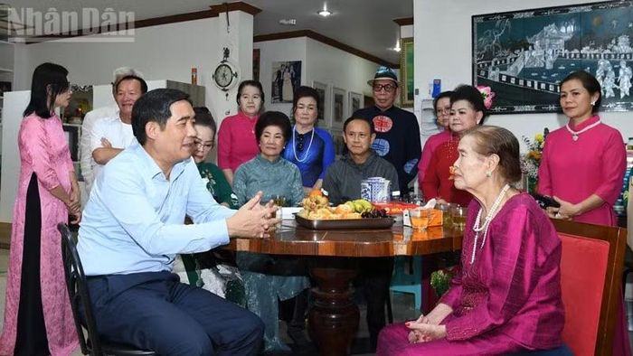 Đại sứ Phạm Việt Hùng thăm một gia đình kiều bào Việt Nam tiêu biểu tại Phuket. (Ảnh: XUÂN SƠN)