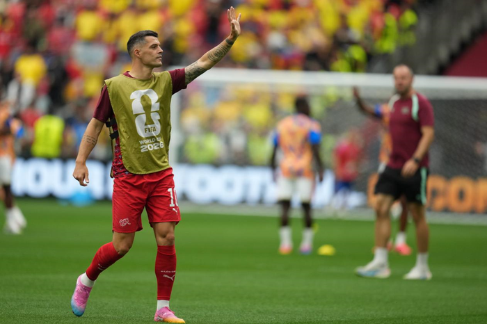Granit Xhaka của Thụy Sĩ vẫy tay chào khán giả. Ảnh: AP