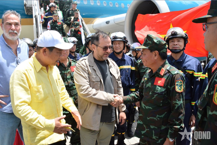 Bộ trưởng Ngoại giao Venezuela Yvan Gil Pinto đón đoàn tại sân bay quốc tế Simon Bolivar.