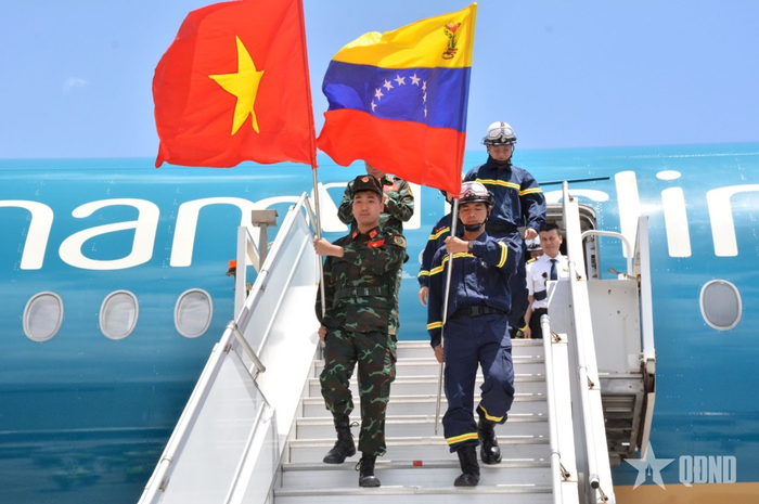 Đoàn Việt Nam đến sân bay quốc tế Simon Bolivar ở thành phố Maiquetia, bang La Guaira (Venezuela).