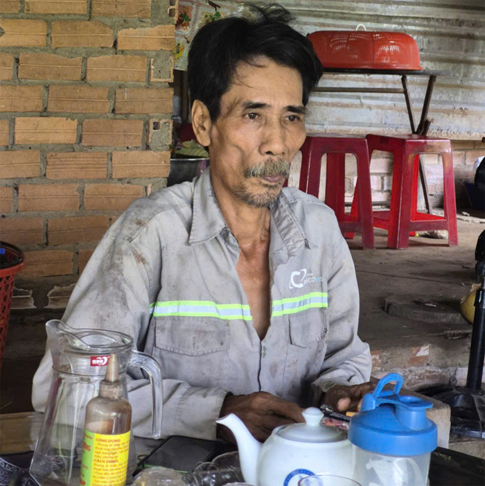 Cựu chiến binh Nguyễn Song Toàn trong ngôi nhà đã xuống cấp.