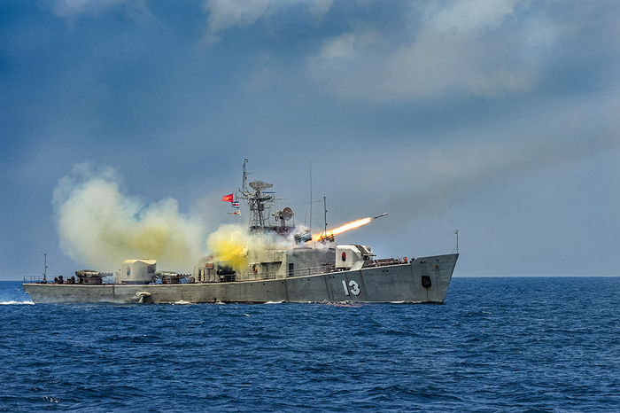 Tàu 13, Lữ đoàn 171 thực hành phóng bom phản lực. 