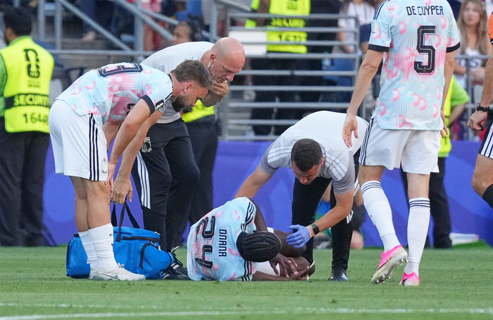 Amadou Onana có thể phải nghỉ thi đấu tới 9 tháng. Ảnh: TSN 