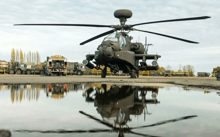 Khi tác chiến trong tương lai, trực thăng AH-64E Apache Guardian của Lục quân Anh sẽ được trang bị thêm “bạn đồng hành” là UAV vũ trang. Ảnh: Defense Feeds 