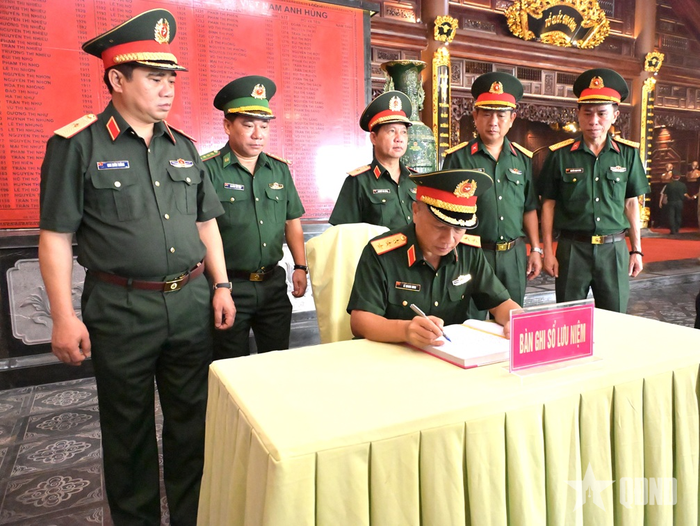  Thượng tướng Lê Quang Minh ghi sổ lưu niệm tại Đền tưởng niệm Anh hùng liệt sĩ và người có công tỉnh An Giang.