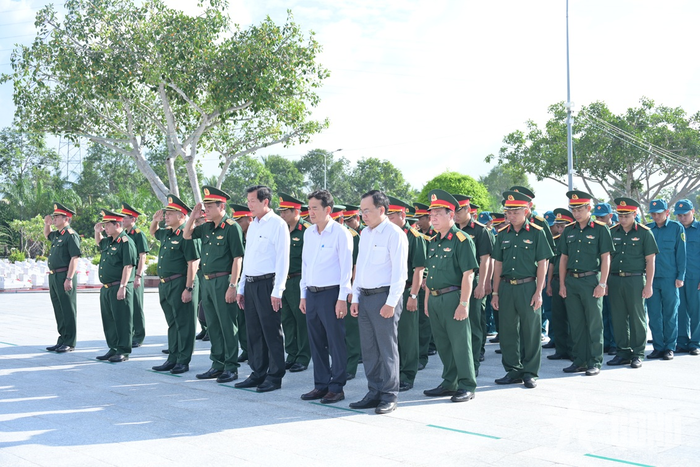 Đoàn công tác dành phút mặc niệm tưởng nhớ các anh hùng liệt sĩ. 