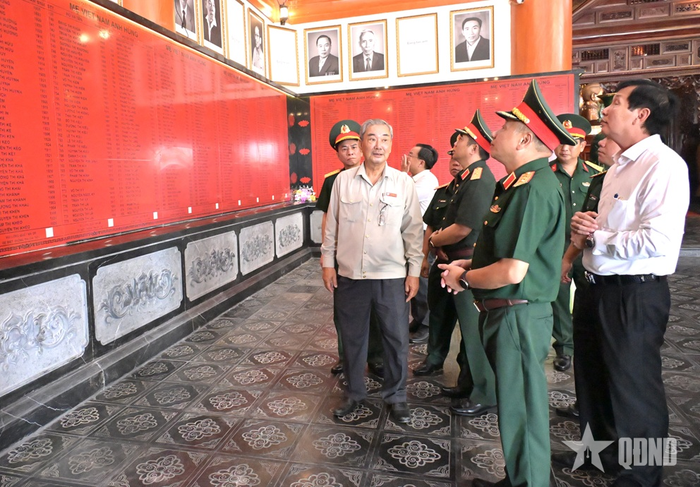 Đoàn công tác tham quan Đền tưởng niệm Anh hùng liệt sĩ và người có công tỉnh An Giang.