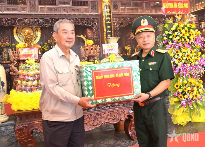Thượng tướng Lê Quang Minh trao quà của Quân ủy Trung ương, Bộ Quốc phòng tặng Ban quản lý Đền tưởng niệm Anh hùng liệt sĩ và người có công tỉnh An Giang. 