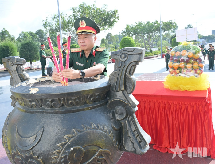  Thượng tướng Lê Quang Minh dâng hương tưởng nhớ các anh hùng liệt sĩ. 