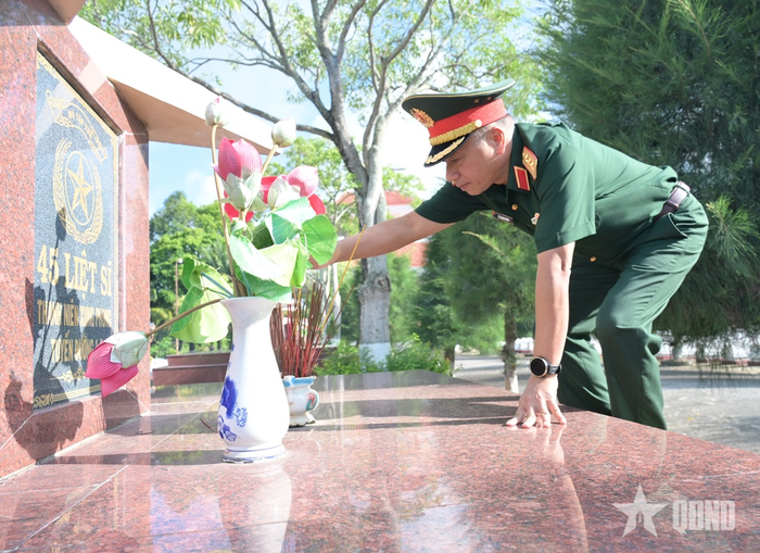 Thượng tướng Lê Quang Minh dâng hương các phần mộ liệt sĩ. 