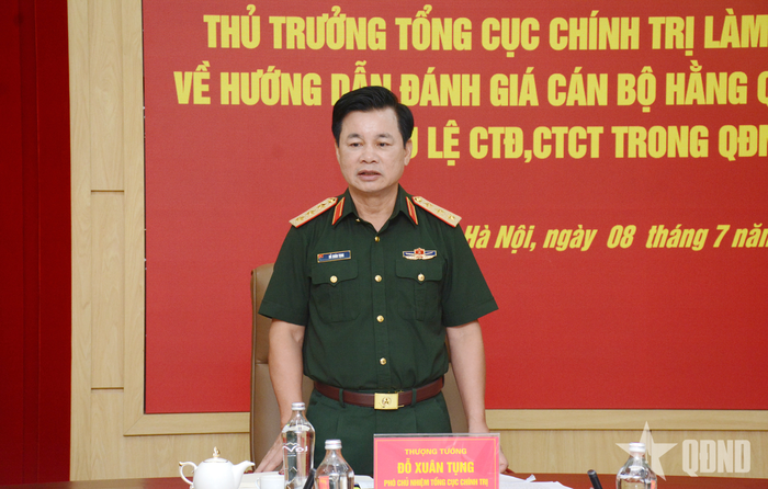 Thượng tướng Đỗ Xuân Tụng chủ trì buổi làm việc.
