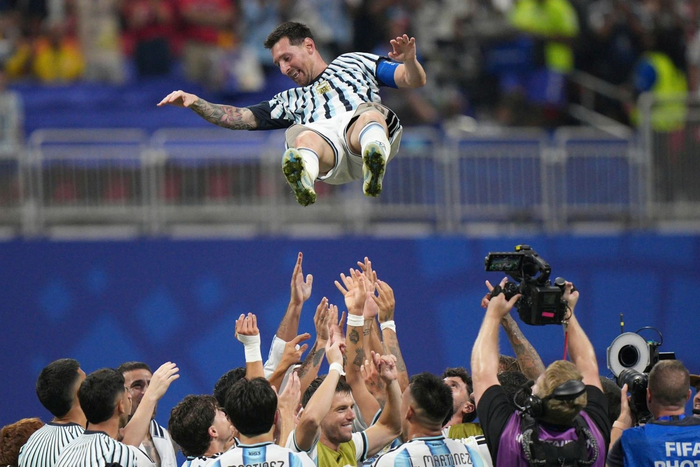 Các đồng đội tung Messi lên sau trận đấu. Ảnh: AP 