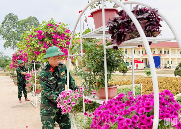 Chiến sĩ Trung đoàn 101 chăm sóc hoa trong khuôn viên đơn vị. Ảnh: LÝ HÒA