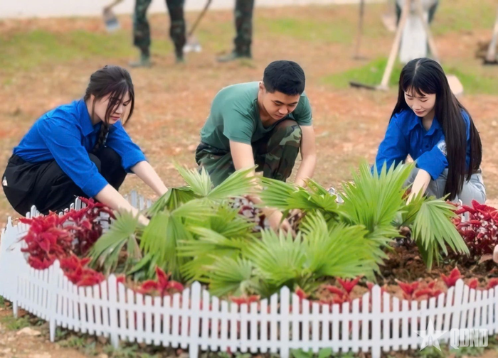 Chiến sĩ Trung đoàn 101 và đoàn viên đơn vị kết nghĩa tham gia củng cố cảnh quan môi trường đơn vị. Ảnh: LÝ HÒA