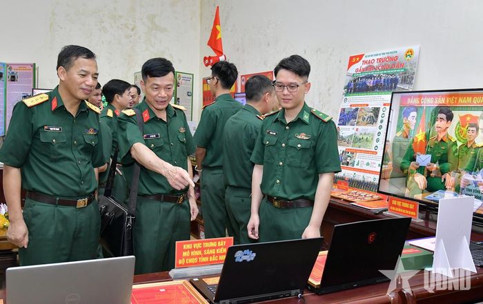  Đại biểu tham quan trưng bày sáng kiến mô hình chuyển đổi số áp dụng trong triển khai hoạt động công tác Đảng, công tác chính trị của các đơn vị LLVT Quân khu. 