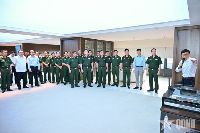 Các đại biểu nghe giới thiệu về giải pháp phát sóng truyền hình thế hệ mới.