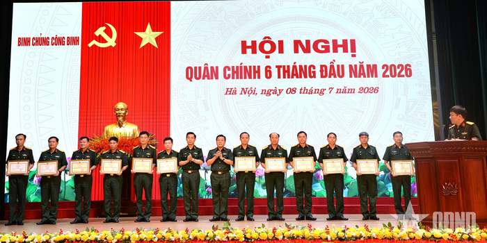 Khen thưởng các tập thể, cá nhân có thành tích xuất sắc trong thực hiện nhiệm vụ.