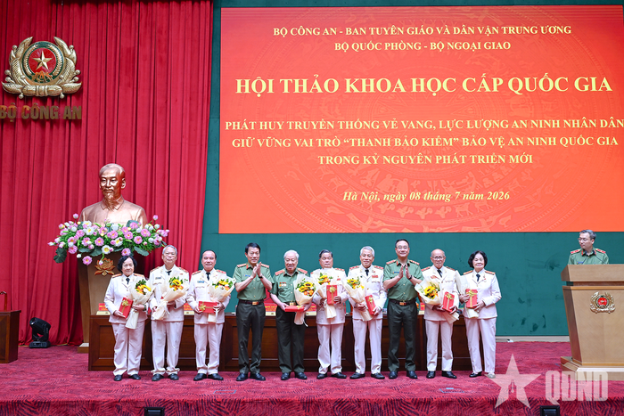  Lãnh đạo Bộ Công an tặng hoa các đồng chí là Anh hùng lực lượng vũ trang nhân dân.