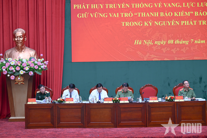  Đoàn chủ tịch chủ trì hội thảo.