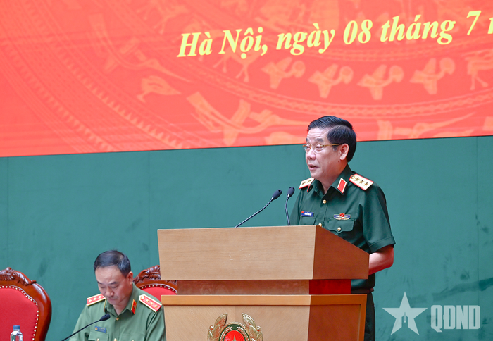  Thượng tướng Nguyễn Văn Gấu, Ủy viên Trung ương Đảng, Thứ trưởng Bộ Quốc phòng duy trì phiên thảo luận tại hội thảo.