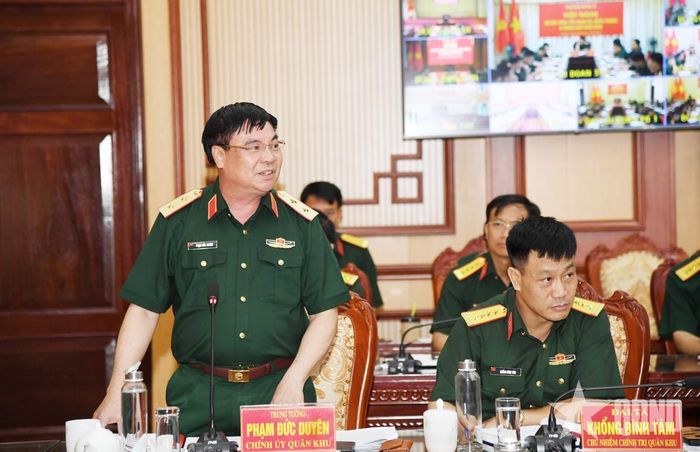  Trung tướng Phạm Đức Duyên, Bí thư Đảng ủy, Chính ủy Quân khu 2 phát biểu tại hội nghị.