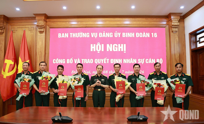 Thiếu tướng Phạm Bá Hiền trao quyết định của Bộ trưởng Bộ Quốc phòng và Binh đoàn 16 cho các đồng chí được bổ nhiệm chức vụ.