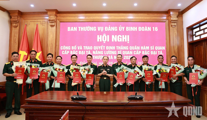 Thiếu tướng Phạm Bá Hiền trao quyết định của Bộ trưởng Bộ Quốc phòng cho các đồng chí được thăng quân hàm, nâng lương cấp bậc Đại tá.