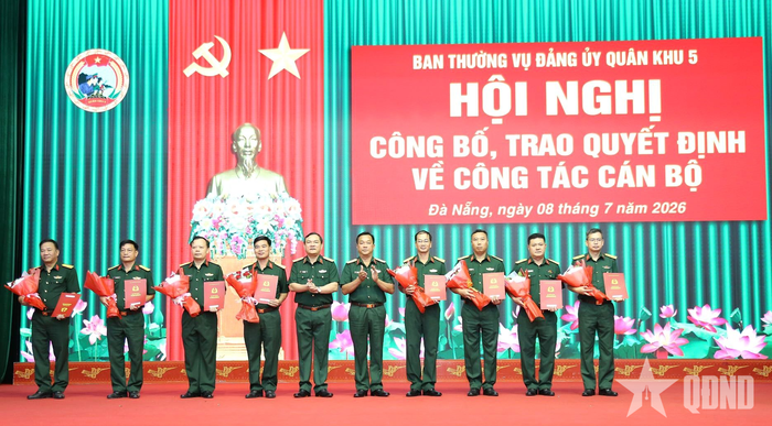  Thiếu tướng Trần Thanh Hải, Phó tư lệnh Quân khu 5 và Thiếu tướng Võ Văn Hưng, Chủ nhiệm Chính trị Quân khu trao quyết định cho các cán bộ. 