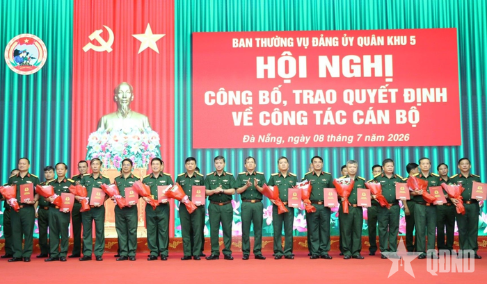 Trung tướng Lê Ngọc Hải, Ủy viên Trung ương Đảng, Phó bí thư Đảng ủy, Tư lệnh Quân khu 5 và Thiếu tướng Lương Đình Chung, Bí thư Đảng ủy, Chính ủy Quân khu 5 trao quyết định cho các cán bộ. 