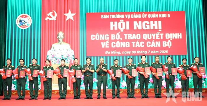 Thiếu tướng Phan Đại Nghĩa, Phó tư lệnh, Tham mưu trưởng Quân khu 5 và Thiếu tướng Hứa Văn Tưởng, Phó tư lệnh Quân khu trao quyết định cho các cán bộ. 