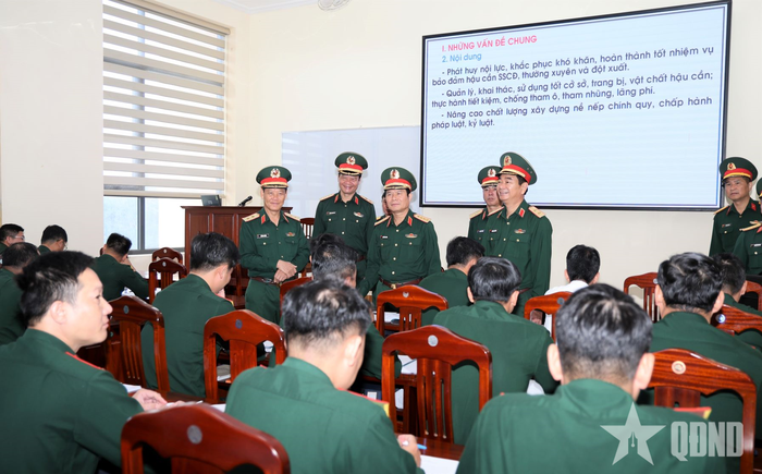  Đại tướng Nguyễn Tân Cương và đoàn công tác kiểm tra công tác huấn luyện của Học viện Lục quân.