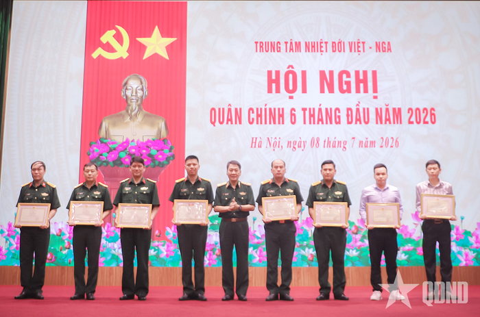 Trao thưởng các tập thể, cá nhân có thành tích xuất sắc trong thực hiện nhiệm vụ. 