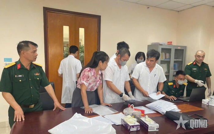 Các lực lượng chuyên môn rà soát hồ sơ, tiếp nhận mẫu hài cốt liệt sĩ.
