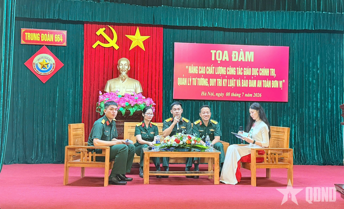 Cán bộ Trung đoàn 664 tham gia tọa đàm.