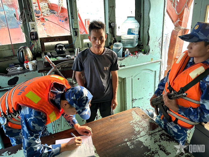  Lực lượng chức năng Bộ tư lệnh Vùng Cảnh sát biển 4 lập biên bản vụ việc.