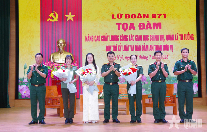  Chỉ huy Lữ đoàn 971 tặng hoa các đại biểu tham gia trao đổi tại tọa đàm. 