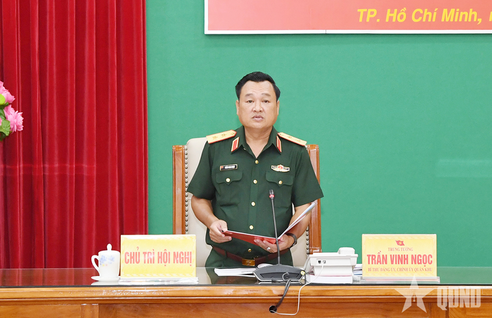 Trung tướng Trần Vinh Ngọc, Bí thư Đảng ủy, Chính ủy Quân khu 7 chủ trì hội nghị.