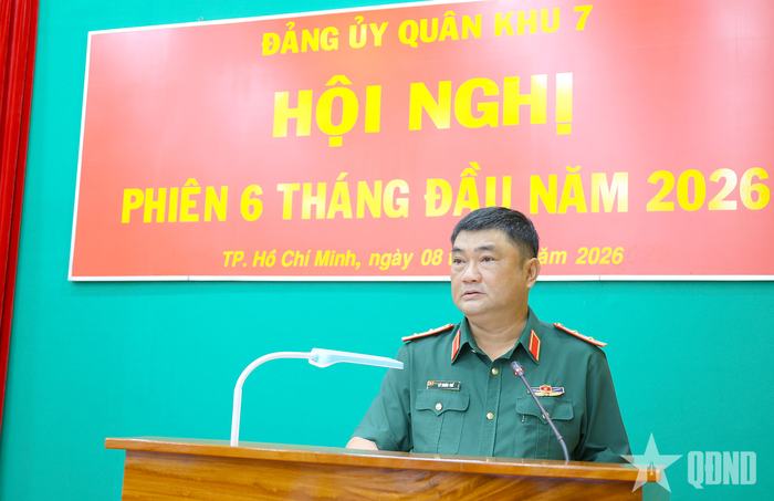 Trung tướng Lê Xuân Thế, Ủy viên Trung ương Đảng, Tư lệnh Quân khu 7 phát biểu tại hội nghị.