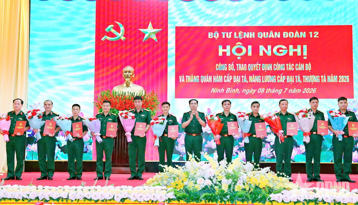 Thiếu tướng Trần Đại Thắng trao quyết định thăng quân hàm cấp Đại tá. 