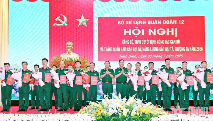 Thủ trưởng Quân đoàn 12 trao quyết định cho các cán bộ.