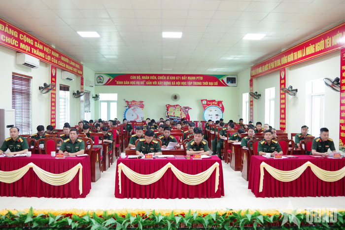 Các đại biểu dự tọa đàm.