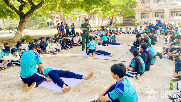 Học sinh tham gia thực hành các kỹ năng phòng, chống đuối nước dưới sự hướng dẫn của cán bộ Đồn Biên phòng Mũi Né. 