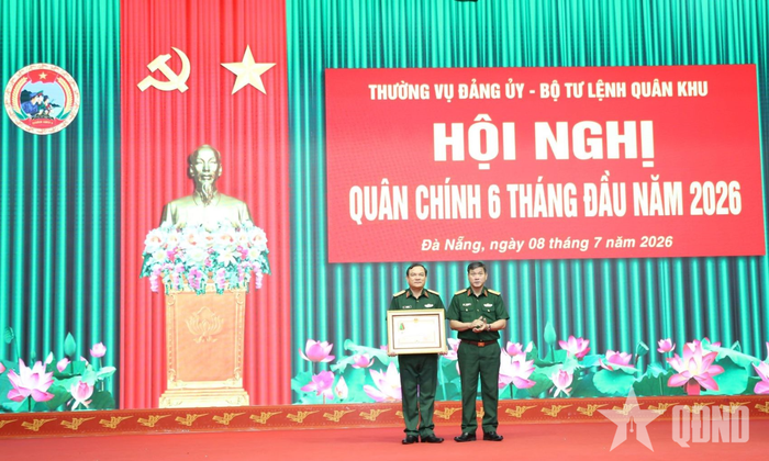  Thiếu tướng Võ Văn Hưng, Chủ nhiệm Chính trị Quân khu 5 nhận Huân chương Bảo vệ Tổ quốc hạng Ba. 