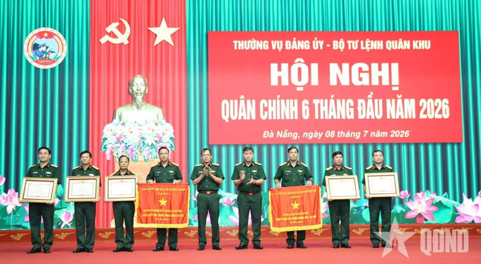  Trung tướng Lê Ngọc Hải và Thiếu tướng Lương Đình Chung trao thưởng các tập thể, cá nhân. 